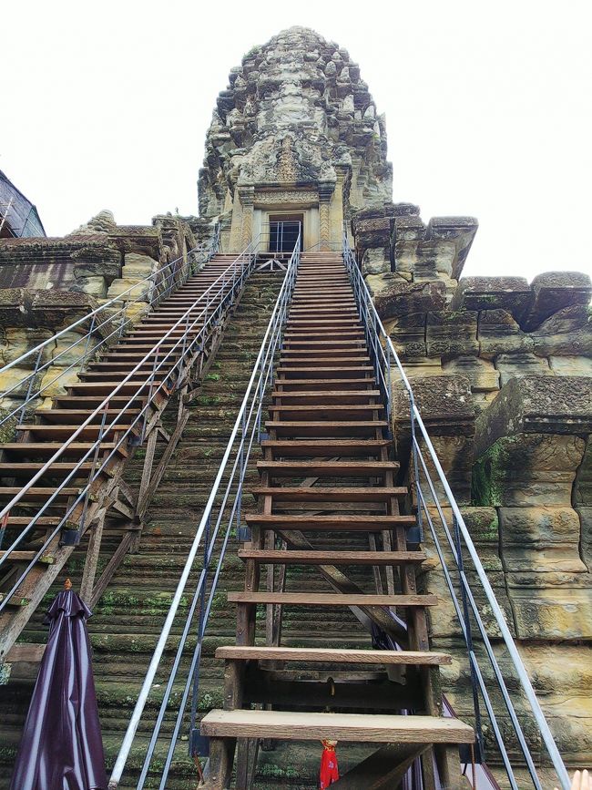 中央祠堂。<br />仏教の日は入れないので今日の参加にしました。<br />月に4日あるので注意ですね。<br />すごく急です。<br />服装チェックも厳しいです。<br />肩、膝だめです。止められてました。ストールで覆ってもダメ。