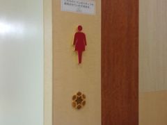 余談ですが、小田原駅にあるラスカのトイレの入り口がちょっと気になりました。