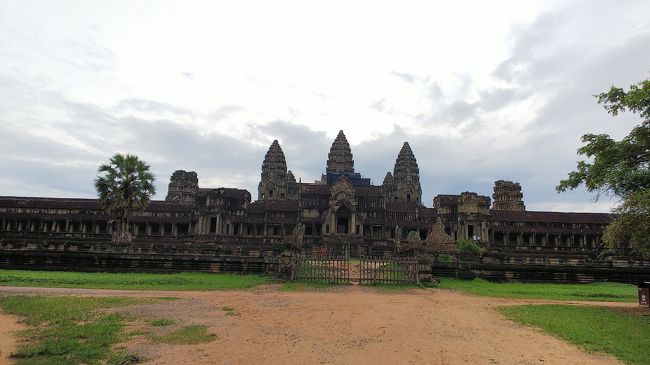 反対側からアンコールワットをあとにします。<br />ちょっとした夕日のアンコールワット(^^)