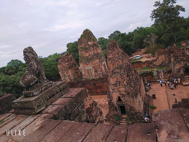 上から見るとこんな感じ<br />雲でおおわれてますね…<br />夕日ツアーで来るのはこことプノンバケンが多いそうです。<br />ここは早めに退散しました。<br />朝から暑い中なので、体力の限界。