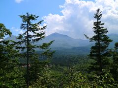 温泉街からシェルターを登り、十勝岳火山砂防情報センターから眺める十勝岳連邦の山々