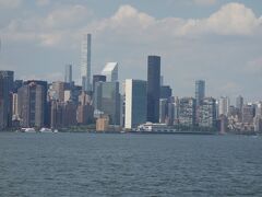ブルックリンで数箇所寄港して，川を渡り，最終的にはマンハッタンのほうへ行きます。East 34th Stに桟橋があります。国連は４２丁目ですので歩いていける距離です。