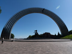 その左手側にはFriendship of Nations Monument．
1654年のウクライナとロシアの統一を祝うモニュメントだそうです．