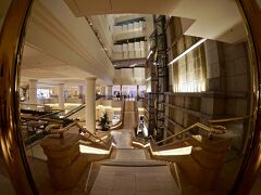 【ヨコハマ グランド インターコンチネンタル ホテル】

『よこはまコスモワールドの観覧車』と並んで、横浜を代表する建物、５ツ星ホテル（地上31階、客室数594室、建物の高さ140m）です。