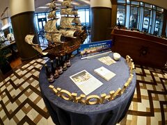 【ヨコハマ グランド インターコンチネンタル ホテル】

ところが、ホテルの周りにはこのロケーションと雰囲気に全く似合わない、ズーズー弁飛びまくるスーツの似合わない団体さんがたくさんいました。

...（全国の「農協の会合」）やら「お医者産や薬品業界の学会」等の会場として、イメージ一切関係なしで、あらゆるお客を引っ張りまくっている模様です。

しょうがないですね...