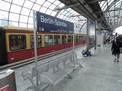 Berlin Spandau駅を降りて北口から大通り沿いに並ぶバス停を目指します。
この駅も登録がないんですね。