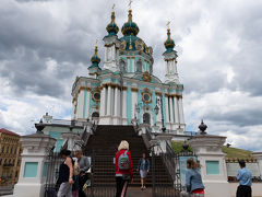 アンドレイ教会の足元に到着．
アンドレイ坂を見下ろす丘に立つ，ロシア・バロック様式の教会．ロシアの女帝エリザヴェータのキエフ来訪を記念して，1747～54年にサンクトペテルブルクの冬宮を設計したイタリア人建築家ラストレッリにより建てられたとのこと．
ただ残念ながら修復工事のためここ数年は中に入ることができません．
