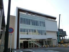 県営バスターミナルの年季の入りっぷりと対照をなす、新しい諫早駅。