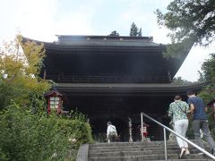 まず最初に柏尾山大善寺（別名ぶどう寺）に参拝します。

行くまで知らなかったのですがお堂が国宝との事です。

写真の山門も見事ですね。