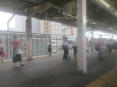 前橋駅で多くの乗客が乗って来ました。