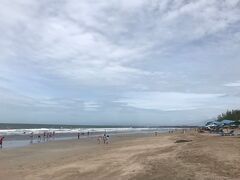 クタビーチ。Pantai kuta。

雨季ということで曇ってます。