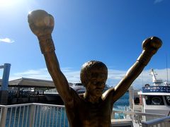 チェックアウトして、荷物をホテルに預かってもらい、離島ターミナルまでお散歩。

いました具志堅さん。
逆光だけど。

