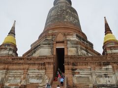 巨大チェディの中に入れます。