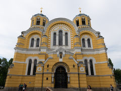 ウラジーミル聖堂に到着．
ビザンチン様式で建てられた，1882年完成の比較的新しい教会．内装は，ロシアの画家ヴィクトル・ヴァスネツォフを始めとした錚々たる面々により描かれた豪華絢爛なフレスコ画が見事です．