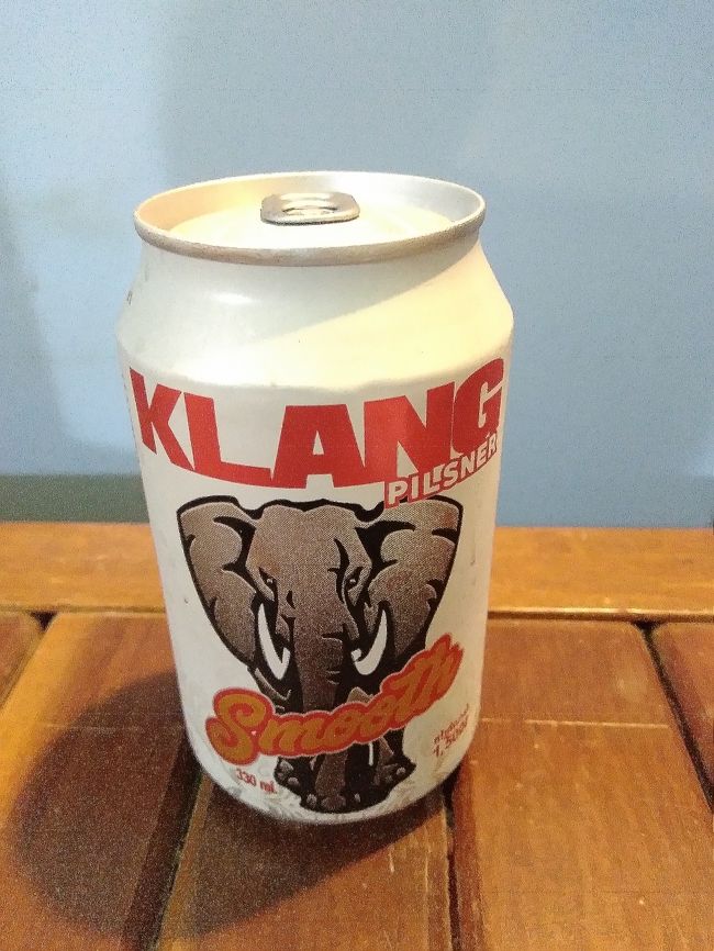 もう１本は、カンボジアのビールです。<br />シーパンドンはカンボジア国境が目と鼻の先なので、カンボジアからもビールが入って来るようです。<br />やることがないので、早めに寝ることにしました。<br /><br />７日目は、コーンパヘンの滝を見てからパクセーへ戻り、国際バスでタイのウボンラチャターニーへ移動し、そのままバンコクを目指します。