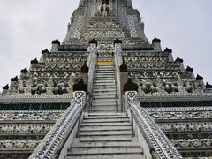 やってきたのはワットアルン。
ワットアルンて不思議な魅力がありますよね。
今回気付いたのが各仏塔の上の方に鈴が付いていて風でステキな音色が聴こえるんですよね。この涼しい音色が風情があって異国情緒の慕情を感じるというか。仏塔の圧倒的な存在感とそんな音色に知らず知らずのうちに人々は魅力されるのかな…と思いました。
(インスタピーポー多過ぎですが…汗)
塗り直しが済んですっかり綺麗になりましたね。