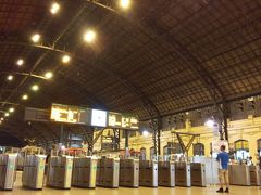 バレンシア・ノルド駅

いかにもヨーロッパの駅って感じ。
ステンドグラスやチケット売り場のレトロ感がたまらない。