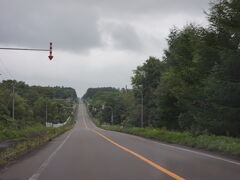 事前にWEB予約したレンタカーを借りて中標津空港を出発。

北海道の道路は真っ直ぐです。（滑走路ではありません）
ウトロまでは、知床峠周りでは暗くなりそうなので、舎利岳と海別岳の間にある根北峠（244号線）を通りました。

