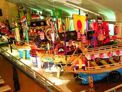 こちらは長崎伝統芸能館。
長崎くんちの歴史が紹介されていて、曳物等の展示があります。
おみやげの販売もありました。
