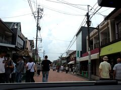 帰りもビクビクしながら狭い道を進みつつ…気がつけば旧軽井沢銀座に突入だわー
まさか、この道を車で走ることになるだなんて…まさかまさかの思い掛け無い展開で。
ここはまだ歩行者天国になる手前の場所だけれど、皆さん歩行者天国気分なので、狭い上に歩行者に気をつけて、、、、
さらに気を揉んで走ります。