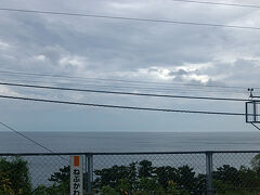海が間近に見える根府川駅。
今回は車窓から。