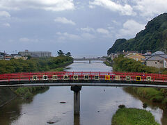 河津桜で有名な河津駅。
この川の両側が桜並木になっています。