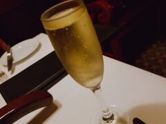 ディナーは行こうと決めていたホテル内のココで。
それなりに高級な雰囲気なのでサンダル、ハープパンツＮＧという感じです。

まずはシャンパンで乾杯
( ^^)／▽☆▽＼(^^ )