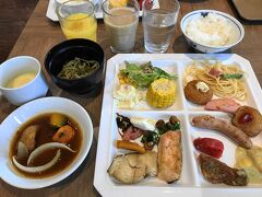 旭川の１泊目、「ホテルルートインGrand旭川駅前」の朝食ビュッフェ。スープカレーやイモモチなど、北海道らしい料理もたくさんありました。