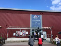 お腹いっぱい&時差ボケでねむかったので前夜はディナーは食べずに就寝。

翌朝はホテルをチェックアウトして、車で五分のクネッケ直売所へ

朝イチに行ったのにめちゃくちゃ混んでる、、、自分が食べる用のクネッケと、お土産のカルダモンクッキーを購入