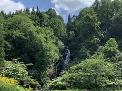 青森市内から八甲田山（酸ヶ湯温泉）～奥入瀬～十和田湖～発荷峠～小坂町へ向かう途中で「日本の滝100選『七滝』」に立ち寄りました。
滝ってなんか癒されますよね～。 