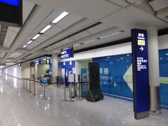 22:25（日本時間23:25）に香港空港到着。
指示に従って乗り継ぎ（トランスファー・轉機）レーンへ。