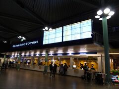 特に空港でやることもないので、早速アムステルダムへ出ることにします。
空港からアムステルダム中央駅へは鉄道で15分ほど。
まずは、空港の到着ホールに併設されてる切符売り場へ。