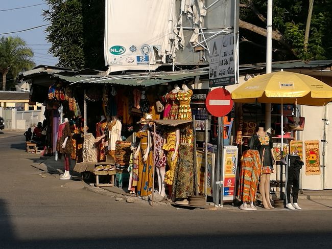 こちらのお店のマダムにやってもらった。値段は一着100セディ。だいたい2000円ほど。実は値切り交渉するのを忘れていた！！あとでいろいろ調べていたら相場はだいたい15～30セディ（300円～600円）とめちゃくちゃ安いのだ。3倍以上ふっかけられた？！<br /><br />焦っていたんだろうか…。ガーナに着いたばかりで土曜日で明日は商店が閉まるから早くオーダーしなきゃ、と…。<br /><br />しょうがないやね・・・