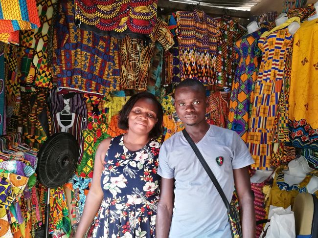 さて、一日はさんで翌々日の火曜日、ケープコーストから帰ってきて、オーダーしていた服を取りに行った。延泊することに決めたのでのんびりと15時過ぎに取りに行った。（わがまま言って11時ってお願いしたのにね…）<br /><br />写真は、作ってくれたマダムと店の人。