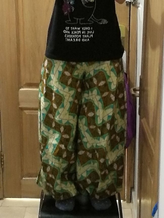 なんか、戦争中に履くもんぺみたいになっちゃったね…。<br /><br />高くついてしまったけど、自分の一目ぼれした生地で作れたのはよかった。