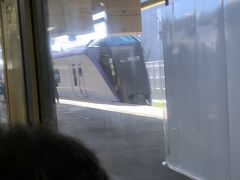 山梨市駅で特急列車の通過待ちを撮影