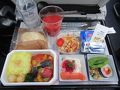 日系の飛行機は何かにつけ快適です。
13：00頃に出たランチは「グリルチキントマトソースとサフランライス」。
この他にプレモルと白ワインも頂きました。
食後にハーゲンダッツのデザート。
”エコちゃん”クラスでは「ビーフ or チキン？」は宿命・・