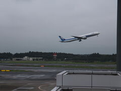 まずは最寄りから大崎駅へ。
大崎駅から成田空港行きのシャトルバスにて空港へ。
およそ1時間程で成田空港第一ターミナルに到着。
ここ最近は成田空港へは東京駅からのパスで向かってたが、神奈川住みには大崎の方が動線がスムーズなので移動の第一候補だな。
(とはいえやはり羽田が便利ね…)

早めに空港に到着したので、展望デッキでカメラ片手に飛行機の離発着を眺めてました。
飛行機や電車など乗り物好きなのです、私。
気儘な1人だからこそ許された…