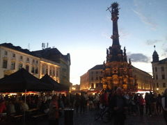 オロモウツ
Olomouc

ローカルな下道を通って、、、丘陵地帯の中を彷徨うような感じのドライブ、どこに向かっているのか不安に駆られながらも、ようやく、日も暮れかけるころにホテルに到着。そのまま、ホテルから徒歩５分の広場にある聖三位一体の像を見学。

聖三位一体柱
Sloup Nejsvětější Trojice