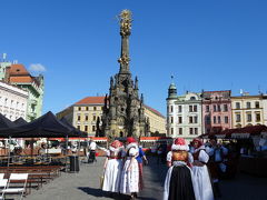 聖三位一体柱
Sloup Nejsvětější Trojice

民族衣装を身にまとった方々がちらほら。快晴！！