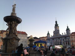 Náměstí Přemysla Otakara II.
プシェミスル・オタカル2世広場

そのうち、ロックバンドが演奏を始めました。