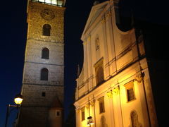 Náměstí Přemysla Otakara II.
プシェミスル・オタカル2世広場

さて、もういちど、広場横にある聖ミクラーシュ大聖堂(Katedrála svatého Mikuláše)と黒塔(Černá věž)を見てから帰途につきます。ホテルまでが遠い。。。