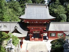 一之宮貫前神社の御祭神は経津主神（ふつぬしのかみ・香取神宮の御祭神）と姫大神（ひめのおおかみ・養蚕機織の神様）
創建は安閑天皇元年（531）、現在の漆塗り・極彩色のあでやかな御社殿（御本殿・拝殿・回廊・写真の楼門）は寛永12年（1635）将軍・徳川家光公により造営され、国指定の重要文化財。
さて、この楼門にたどり着くには上州一ノ宮駅より急な階段を登って、鳥居をくぐってさらに急な階段を下るという特殊構造（なんか謂れがあるらしいが、忘れた）
この特殊構造ゆえ、「日本三大下り宮」の一つに数えられる。
（他は宮崎・鵜戸神宮と熊本・草部吉見神社・くさかべよしみじんじゃ）