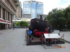 台北駅東口前に蒸気機関車が展示してあります