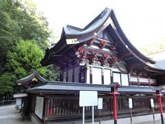 下仁田14:13の列車で折り返し、一路山名駅へ。
駅からほど近い「山名八幡宮」をお参りしてきました。
後醍醐天皇の御皇孫・君良親王（ただながしんのう）が山名城滞在のおり、城主「世良田正義」の娘との間にできた御子様の安産を願い、当社を祈願され、その御子様も無事誕生されました。
この古事より安産・子育てに御利益のある神社とされます。
蜃（しん・口から水をはいて神様を守っている動物）、象、鳳凰、唐獅子など伝説の動物があしらわれている御本殿は、18世紀なかばの造営で、平成三年より一か年の歳月をかけ極彩色に修復なされました。