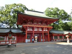 大宮駅前の居酒屋で昼食をとったのち、バスで一路、武蔵一宮　氷川神社へ。
全国の280ある氷川神社の総本社で、天皇陛下が元日の四方拝で遥拝される神社の一つです。
御祭神は須佐之男命（すさのおのみこと）、お妃の稲田姫命（いなだひめのみこと）、子孫である大己貴命（おおなむちのみこと）の三柱が祀られております。
創建は孝昭天皇三年（BC473）、現在の御社殿は写真の楼門を含め昭和15年（1940）に造営されたものです。
参拝した年は明治大帝陛下が当社に行幸されてから、百五十年の節目の年に当たりました。
