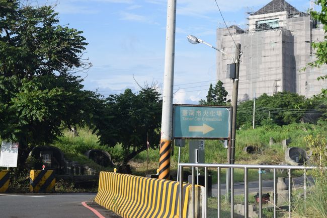 駅の周りは高い建物がなく、寂しげな感じ。<br />