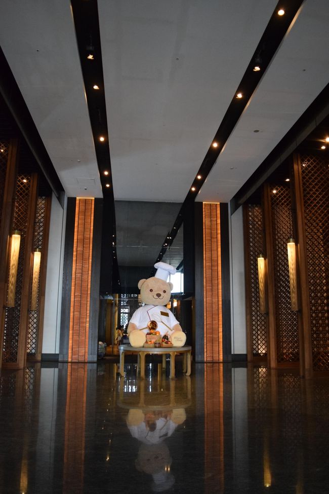 シルクスプレイス到着。<br />開放感のあるロビーは写真で見た通りだった。<br /><br />世界一安く泊まれるらしいシャングリラかシルクスプレイスで<br />迷ったが、ホテルの雰囲気と立地でこちらを選んだ。