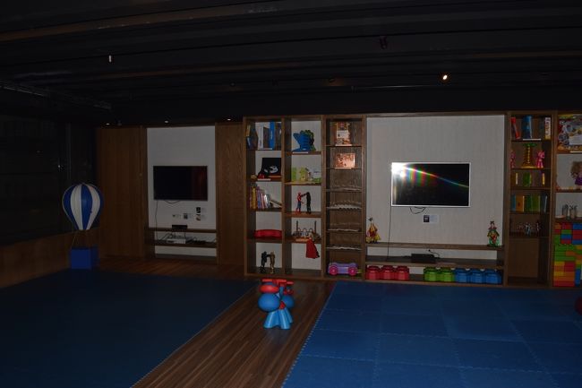 4階にあったキッズルーム。<br />ゲームもおもちゃもあってなかなか充実している。<br /><br />キッズルームの隣はジム、屋外にはプール。<br />プールは帽子着用だが、我が家は帽子を忘れてしまい借りて<br />入った。