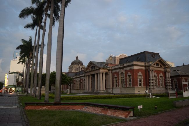 チェックイン後ひと休みし、夕食を食べに外に出る。<br />歩いている途中にあった裁判所。